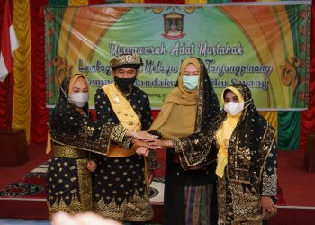 Walikota Tanjungpinang, Rahma (paling kanan) kompak bersama Penasehat LAM, Suryatati A Manan (dua kanan), serta Ketua LAM Tanjungpinang, Wan Rafiwar (kedua kiri) dan Ketua DPRD, Yuniarni Pustoko Weni (paling kiri)