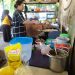 Salah seorang pedagang saat memasak, f : Mael/detak.media