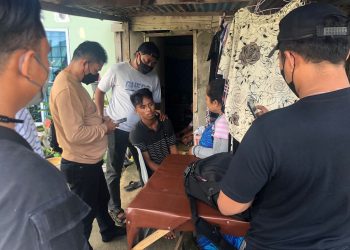 Polisi saat mengamankan pelaku pencurian jok motor, f : ist