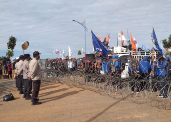 Ratusan buruh saat demo di kantor Gubernur Kepri, f : Mael/detak.media