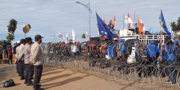 Ratusan buruh saat demo di kantor Gubernur Kepri, f : Mael/detak.media