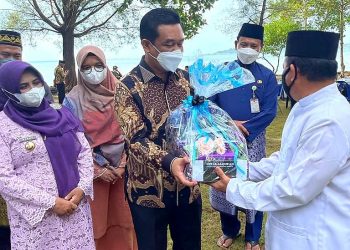 Agung Wiradharma saat menyerahkan Alquran kepada pengurus surau, f : ist