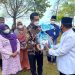 Agung Wiradharma saat menyerahkan Alquran kepada pengurus surau, f : ist
