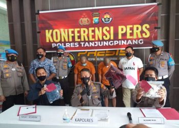 Oknum lurah dan guru saat konfrensi pers di Mapolres Tanjungpinang, f : mael/detak.media