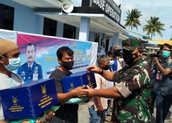 Asisten Potensi Dirgantara (Aspotdirga) Kepala Stap TNI Angkatan Udara (Kasau), Marsda TNI Bowo Budiarto,CHRMP saat menyerahkan paket sembako kepada
