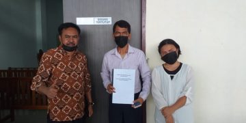 Budiman Matua (tengah) bersama Tokoh Masyarakat Kepri, Ruslan Kasbulatov dan satu orang lainnya saat berada di PN Tanjungpinang, f : mael/detak.media