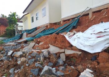 SDN 017 Tanjungpinang Timur yang alami kerusakan akibat terkena air hujan  dsn mengakibatkan longsor, f : Mael/detak.media