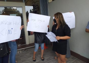 Sejumlah orang saat demo didepan toko S&S, f : mael/detak.media