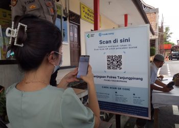 Salah seorang pengunjung saat hendak masuk ke Mapolres Tanjungpinang menggunakan aplikasi peduli lindingi, f : Mael/Detak.media