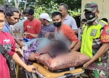 Nazaruddin saat digotong ke ambulan sebelum dibawa ke Rumah Sakit Umum Daerah Kabupaten, f : ist/potongan video yang diterima media ini.
