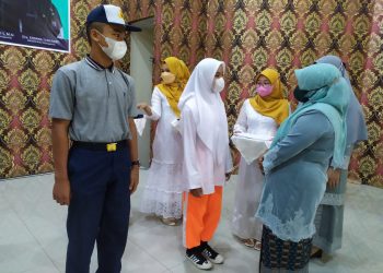 Walikota Tanjungpinang, Rahma saat menyerahkan secara simbolis baju seragam gratis untuk siswa, f : Mael/detak.media