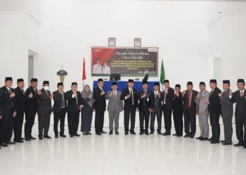 Bupati Natuna foto bersama dengan 25 orang pejabat yang dilantik, f : zaki/detak.media