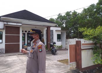 Polisi saat berada du rumah yang disatroni maling disiang bolong, f : Mael/detak.media