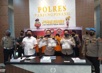 Kapolres Tanjungpinang, AKBP Fernando (tengah) didampingi Kasat Narkoba, AKP Ronny Burungudju (kiri) dan Kasi Humas, AKP Suprihadi (kanan) saat konfrensi pers, F : mael/detak.media