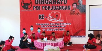Pengurus dan anggota Partai PDI Peruangan Kota Blitar saat merayakan Ulang Tahun ke 46 Tahun, f : Dani E S/detak.media