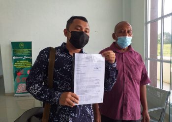 Maryulis (kanan) bersama dengan penasehat hukumnya, saat berada di PN Tanjungpinang, f : Mael/detak.media