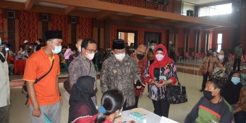 Walikota Blitar, Santoso (peci hitam dua dari kanan) saat meninjau pembagian KKS di Gedung Kesenian Kota Blitar, f : DES/detak.media