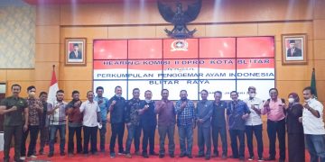 Perkumpulan Penggemar Ayam Indonesia Kota Blitar foto bersama seusai hearing dengan anggota DPRD, f : Dani E S/detak.media