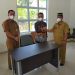 Agung Wiradharma (tengah) saat menyerahkan bantuan furniture untuk gedung PGRI Tanjungpinang, f : ist