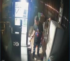 Pelaku pencurian tabung gas yang terekam cctv, f : ist/potongan video cctv