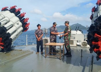Serah terima nelayan yang ditemukan terombang ambing di tengah laut, dari Komandan KRI Kapitan Pattimura-371 kepada Komandan Lanal Ranai, f : Zaki/Detak.media