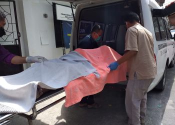 Jenazah Andy Yosep saat dibawa kerumah sakit, f : mael/detak.media