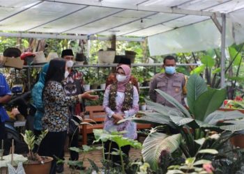 Bupati Blitar, Rini Syarifah saat berdialog dengan warga Desa, f : Dani Elang Sakti/detak.media