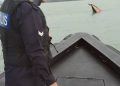 Kepolisian Malaysia saat menunjuk lokasi tenggelamnya kapal sepeed boat pancung PMI Ilegal, f : ist