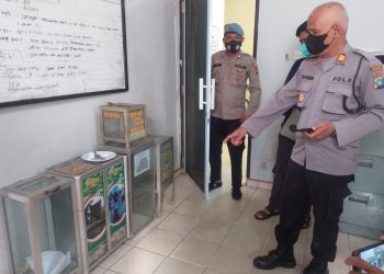 Kapolsek Tanjungpinang Timur, AKP Syafrudin saat menunjuk kotak amal yang dibobol pelaku, f : Mael/Detak.media