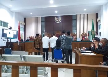 Mantan Wakil Bupati Bintan, Dalmasri Syam (paling kiri pakai peci) saat mengambil sumpah pada sidang Korupsi cukai rokok di Bintan, f : Mael/detak.media
