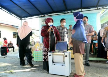 Walikota Tanjungpinang, Rahma saat menyerahkan CSR Bank Riau Kepri Syariah, f : ist
