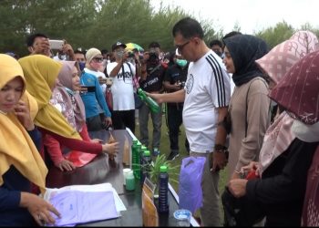 Wan Siswandi didampingi istri Ny.Septi Dwiani saat melihat langsung hasil karya produk rumahan yang ada di Bazar Pantai Piwang (f:ist)