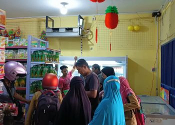 Tampak sejumlah masyarakat serbu minyak goreng yang berada di Caesar Mart (foto:zaki)