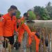 Personil Basarnas Tanjungpinang saat melakukan penanaman bibit bakau di Perairan Dompak, f : ist