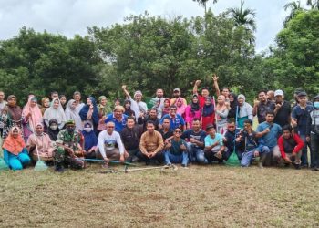 Foto bersama, para insan pers Natuna besama masyarakat Sebadai Hulu usai melakukan goro lingkungan. (Foto : Zaki/DM)