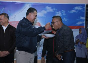 Ketua Panitia HPN 2022 Rianto Saut Halomoan Sianipar terima tumpeng potongan pertama dari Bupati Natuna