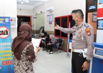 Anggota Satlantas Polresta Tanjungpinang saat mendampingi Tim Puslitbang Polri yang sedang melakukan penelitian tingkat kepuasan masyarakat terhadap polisi, f : ist