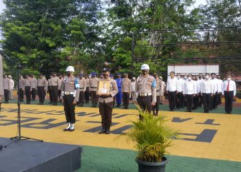 Kapolres Tanjungpinang, AKBP Fernando saat memimpin upacara pemecatan terhadap Brigadir Ruli Helmi, f : mael/detak.media