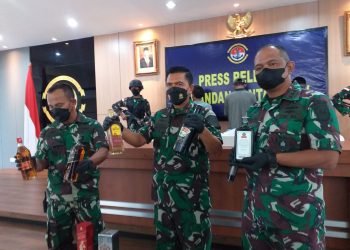 Danlantamal IV Tanjungpinang, Laksamana Pertama TNI Dwika (tengah) saat konfrensi pers di Mako Lantamal IV Tanjungpinang, f : Mael/detak.media