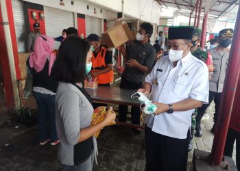 Walikota Blitar, Santoso saat membagikan minyak goreng dan masker kepada warga, f : Dane ES/detak.media