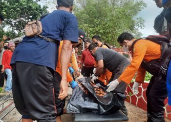 Tim SAR gabungan saat mengevakuasi korban yang meninggal dunia, f : ist