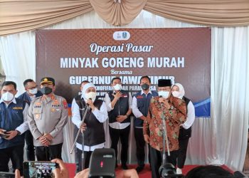 Gubernur Jatim, Khofifah Indar Parawansa didampingi oleh Walikota Blitar, Santoso saat memberikan pidato, f ; Dani Elang Sakti/detak.media