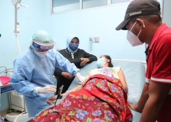 Walikota Tanjungpinang, Rahma saat mengunjungi korban ambruknya Pasar Baru II di Rumah Sakit setempat, f : ist