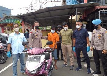 Polisi saat menahan pelaku penggelapan, f : mael/detak.media