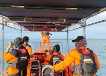 Tim Basarnas saat mencari pemancing yang tenggelam, f : ist