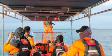 Tim Basarnas saat mencari pemancing yang tenggelam, f : ist