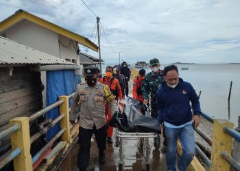 Tim Sar Gabungan saat mengevakuasi jenazah Anang Gustiarto, f : ist