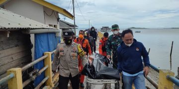 Tim Sar Gabungan saat mengevakuasi jenazah Anang Gustiarto, f : ist