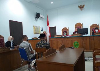 Suasana sidang dakwaan pelaku pembunuhan bos besi tua, foto : Mael/detak.media