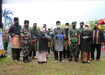 Walikota Tanjungpinang, Rahma bersama Ketua PKK Tanjungpinang, Agung Wira Dharma saat meresmikan Bazar MTQ didampingi oleh Forkopimda Tanjungpinang, foto : ist